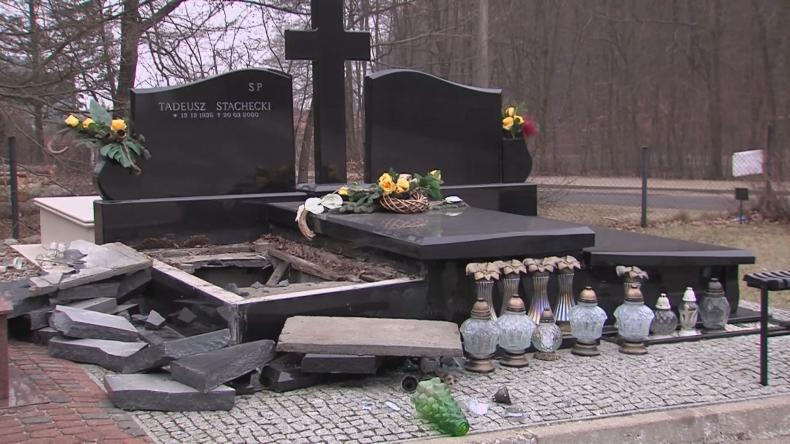 Dewastacja na cmentarzu w Redzie. Policja szuka sprawców