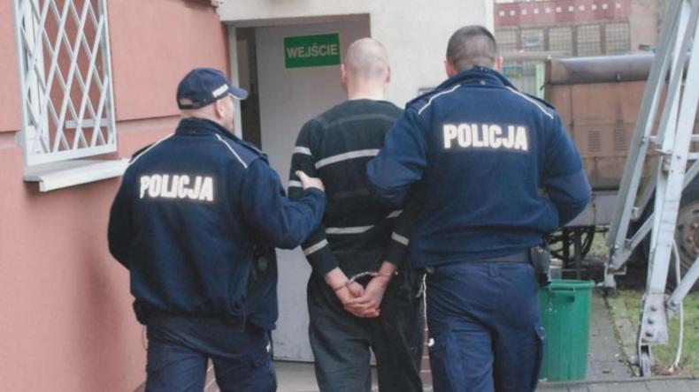 Pijany złodziej z nożem w ręku