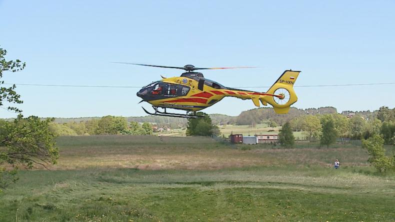 Motocyklista uderzył w drzewo, zabrał go śmigłowiec