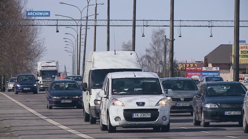 Mimo zakazu i pięciu zatrzymań, wciąż jest na wolności