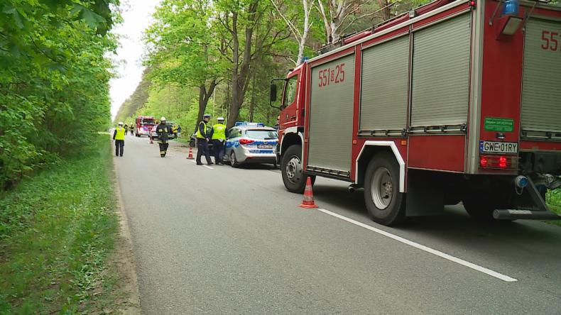 Auto rozerwało na pół, zginął pasażer