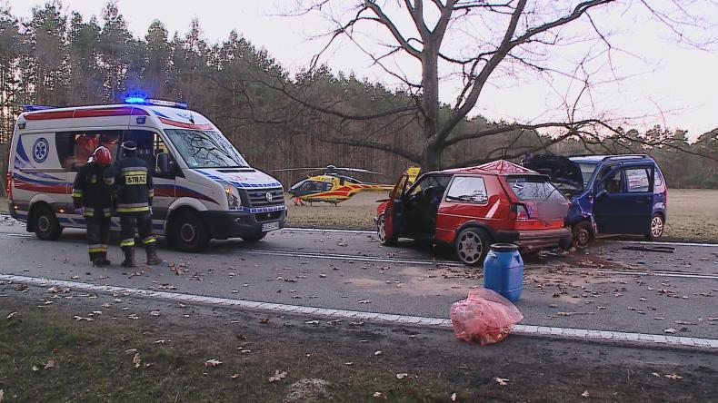 Zderzenie dwóch aut, śmigłowiec w akcji