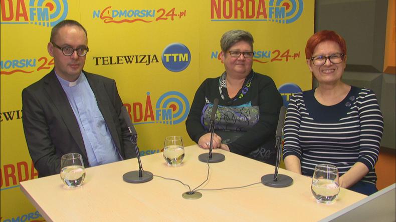 ks. Jan Kaczkowski oraz Urszula Zalewska i Bożena Bergius z Fundacji Nadaktywni