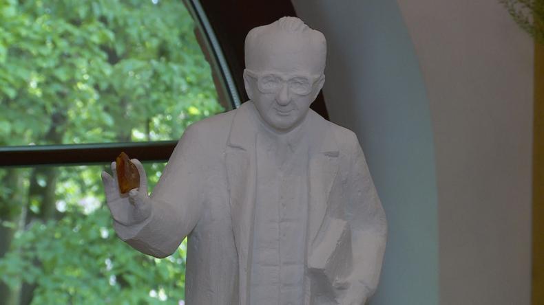 Budują pomnik prof. Labudy – mieszkańcy mogą się do niego dołożyć