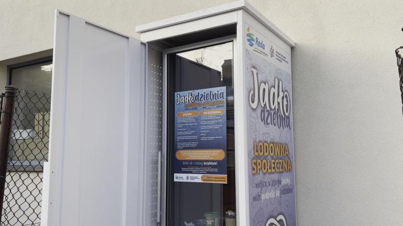 „Lodówka społeczna” stanęła w Redzie
