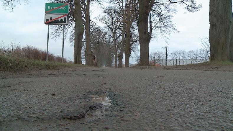 Asfalt usłany dziurami – mieszkańcy na remont czekają ponad 20 lat