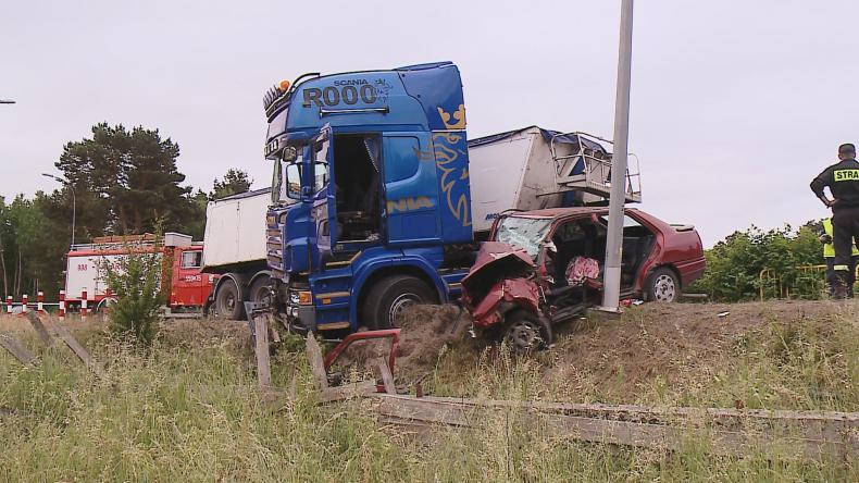Zderzenie osobówki z samochodem ciężarowym