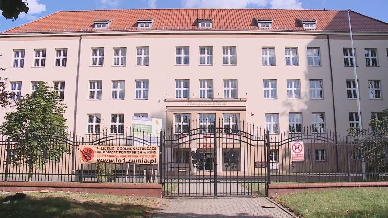 Klasa była słaba, wolniej pracowała... Dyrektor LO z Rumi broni nauczyciela