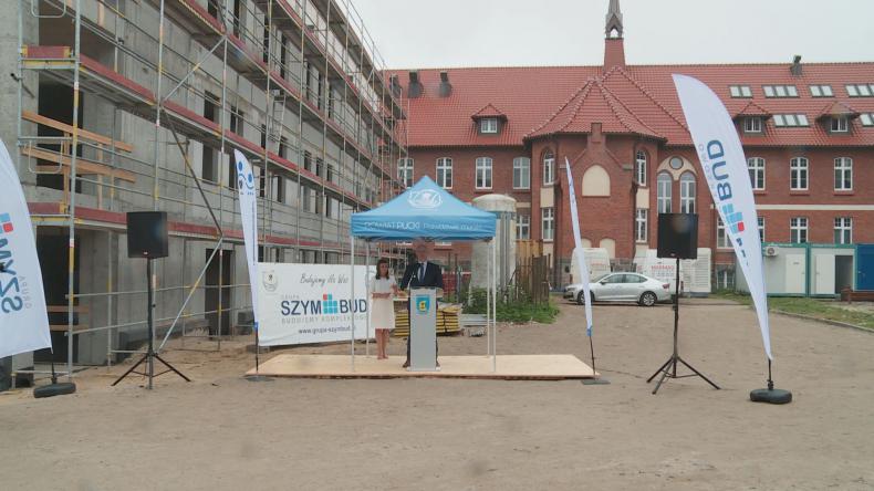 Wiecha na budynku Szpitala Puckiego
