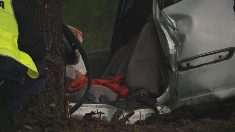 Samochód uderzył w drzewo, trzy osoby ranne