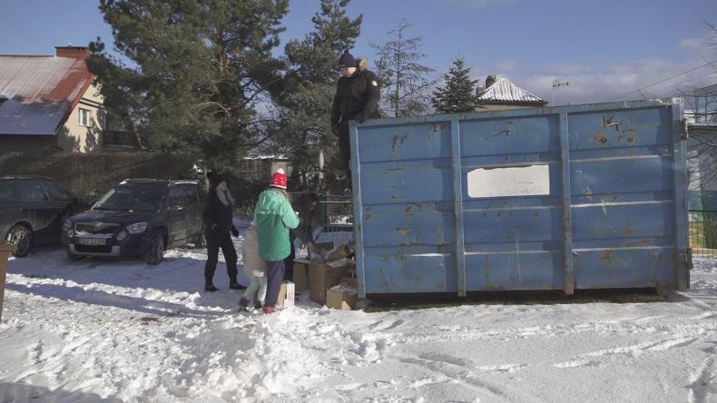 Zbierali makulaturę aby zapewnić obiady dla dzieci