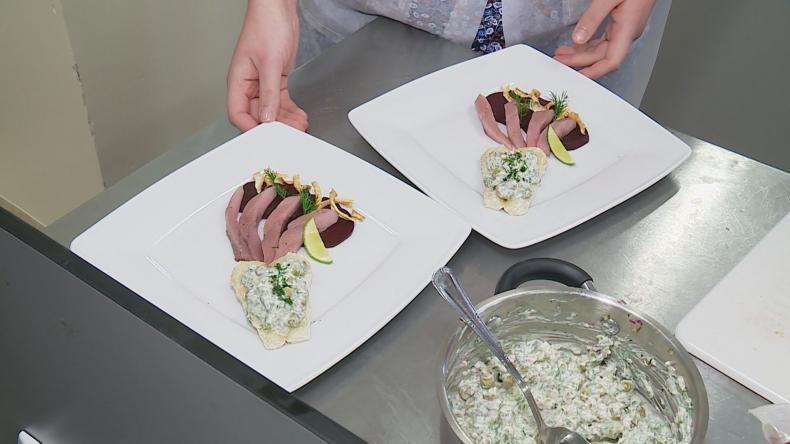 Uczniowie gotowali z VIP-ami