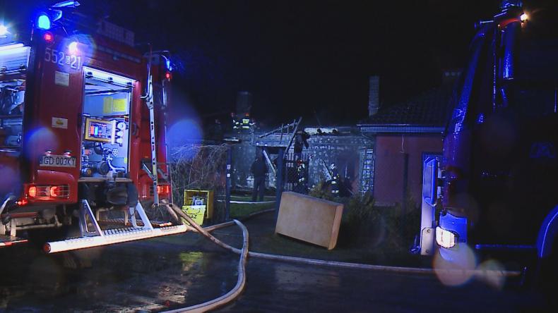 Spłonął dom w redzie – trzy osoby poszkodowane