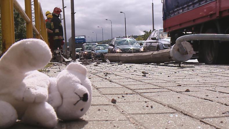 Samochód uderzył w słup, 3 osoby ranne