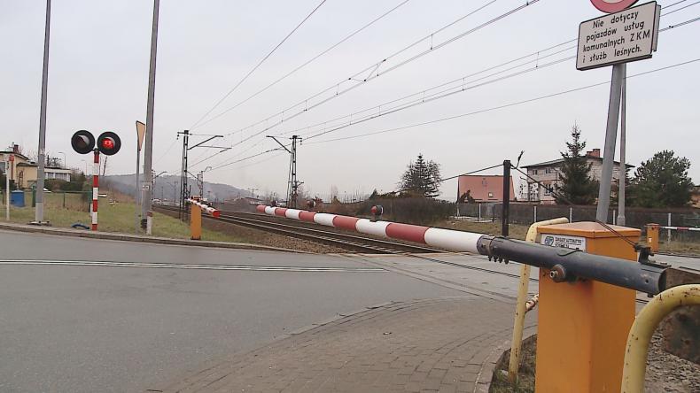 O włos od tragedii, otwarty przejazd zmylił kierowcę