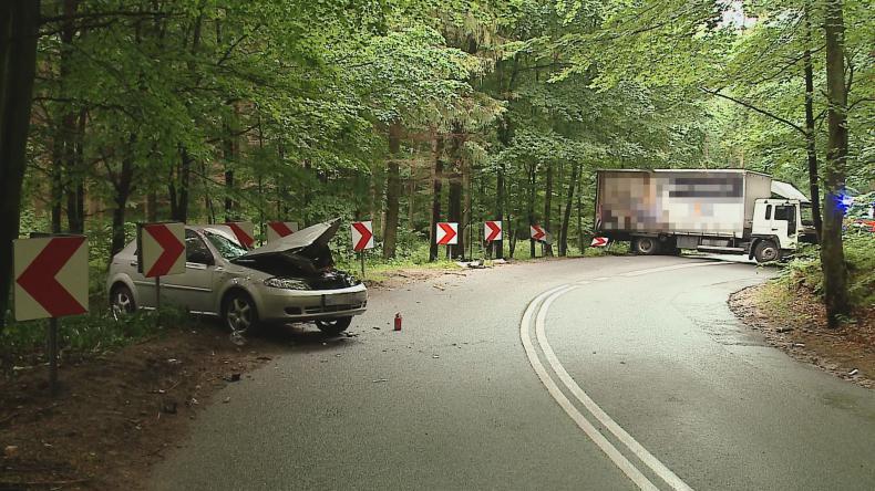 Wypadek na drodze do Łężyc. Osobówka zderzyła się z samochodem ciężarowym