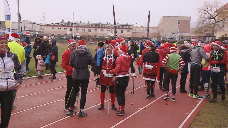 Z czapkami Świętego Mikołaja na głowie przebiegli i przeszli 5 km
