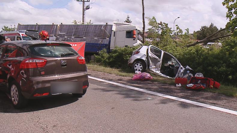 Poważny wypadek na krajowej szóstce, trzy osoby poszkodowane