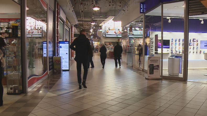 Niedziela bez handlu nadal dzieli