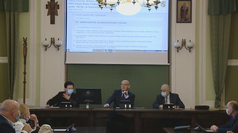 Powiatowi radni spotkali się na kolejnej sesji