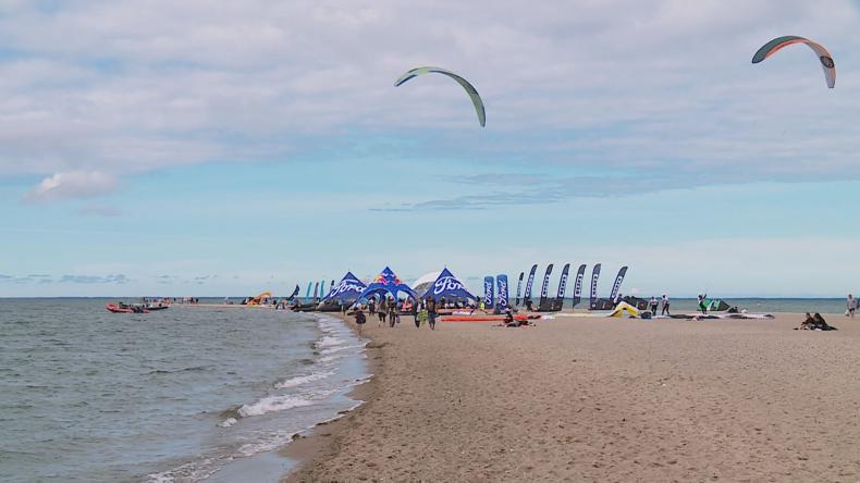 Sportowcy na latawcach opanowali rewski cypel