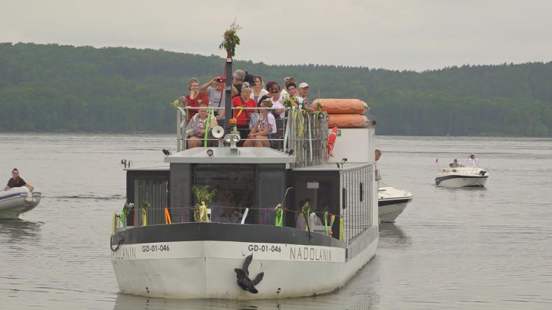Udali się na odpust wodami Jeziora Żarnowieckiego