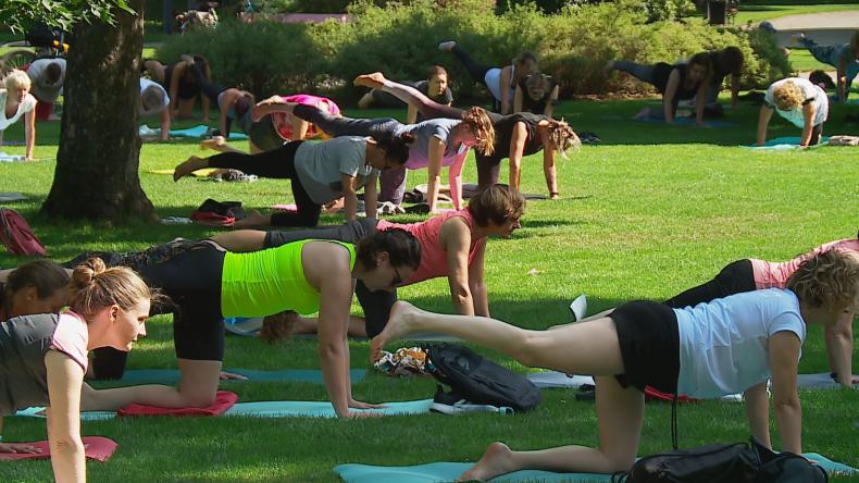 Wakacyjna joga w parku