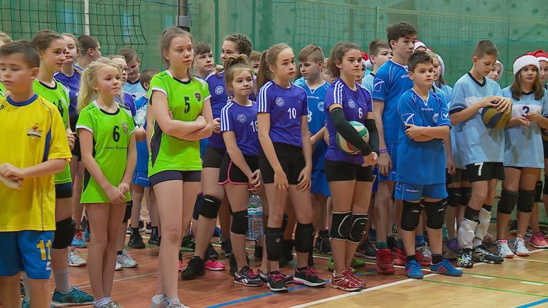 Z okazji mikołajek zagrali w siatkówkę