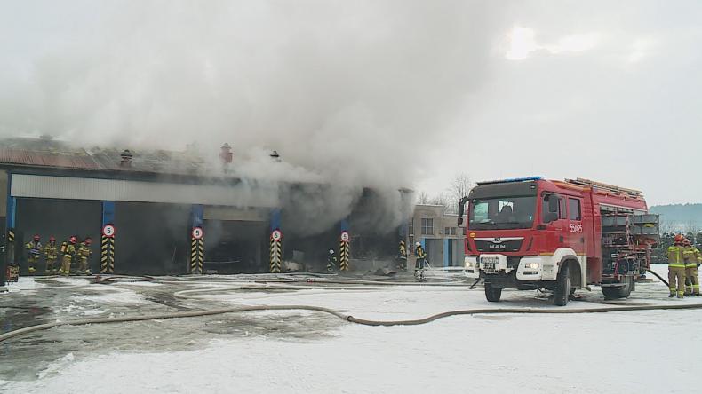 Ognień strawił halę i dwa autobusy wejherowskiego MZK