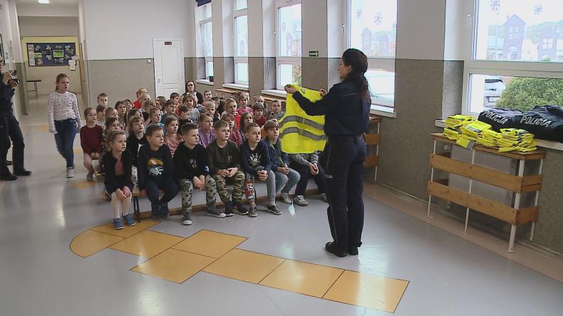 Policjanci rozdali uczniom odblaskowe kamizelki