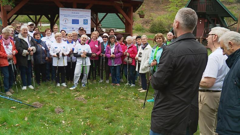 Studenci UTW z Pomorza z kijkami zwiedzali Wejherowo
