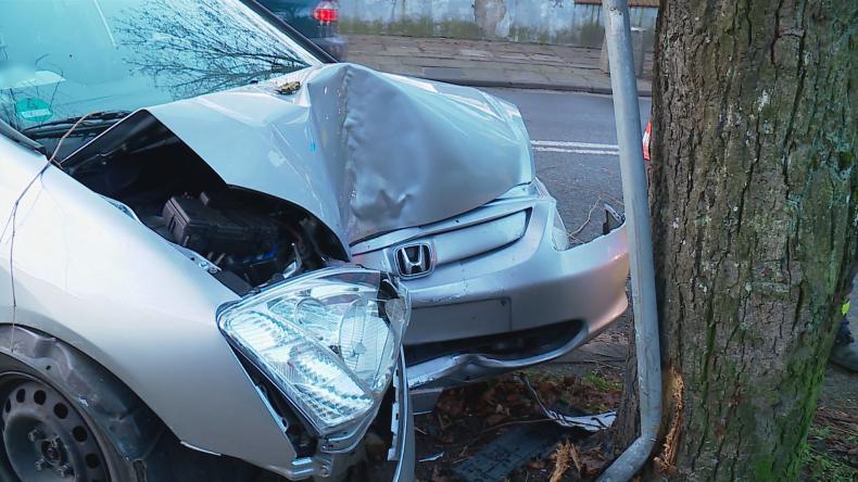 Osobówką uderzył w drzewo