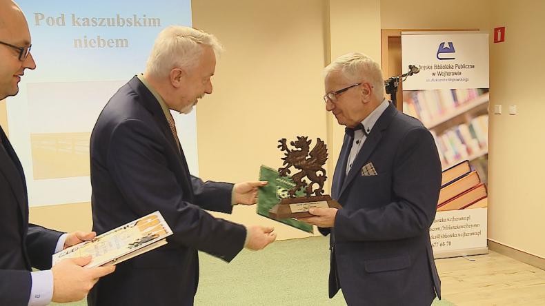 Edmund Szczesiak z „Gryfem Literackim 2017”