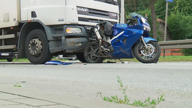 Zderzenie samochodu ciężarowego z motocyklem