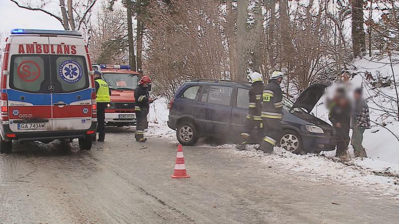 Trudne warunki na drogach, dwa auta na drzewach