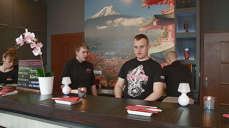 Niesłyszący Sushi Master pracuje w Redzie