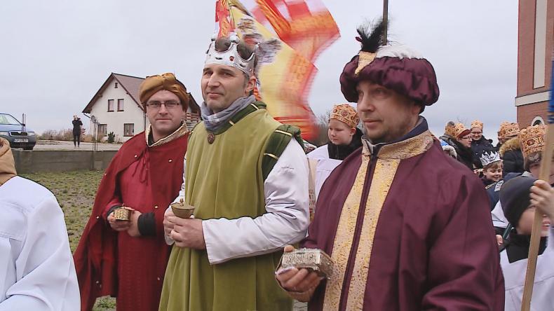 Ludzie wyszli na ulicę i podążyli za orszakiem mędrców