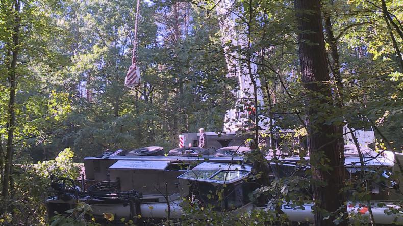 Przewrócony dźwig na poboczu przy drodze 218