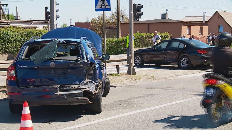 Paraliż na „szóstce” po zderzeniu czterech aut w Rumi