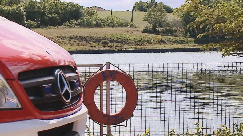 Skażenie stawu w Smolnie, akcja strażaków i sanepidu