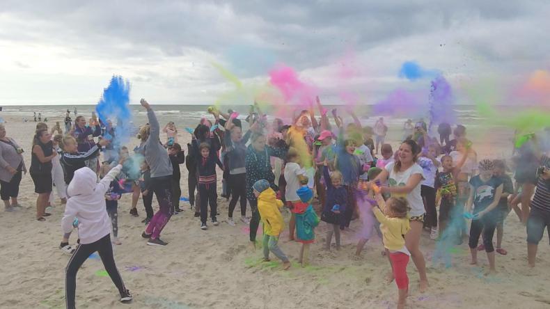 Kolorowe proszki na plaży w Dębkach