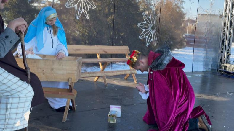 Barwny orszak na ulicach Rumi