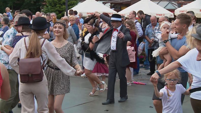 Taneczna podróż w czasie na placu Jakuba Wejhera