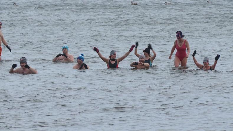 Morska kąpiel po sztormie też hartuje