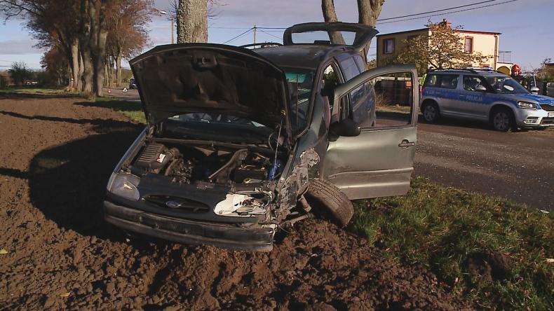 Auto uderzyło w drzewo. Kierowcę zabrał śmigłowiec