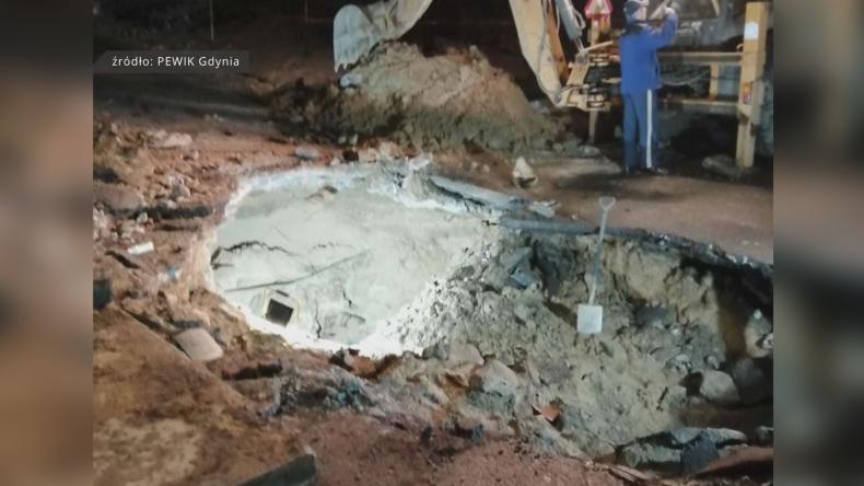 Pod autobusem zapadła się jezdnia