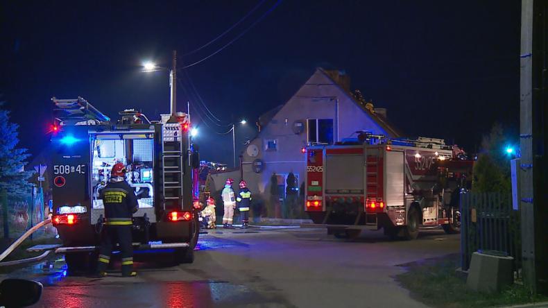 Pożar strawił dach budynku