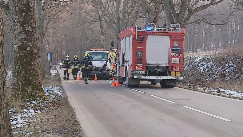 Wypadek osobówki z lawetą, jedna osoba poszkodowana