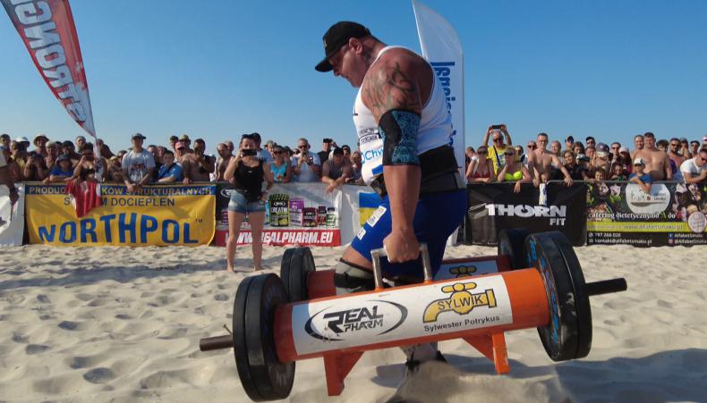 Pokaz siły strongmanów na plaży w Dębkach