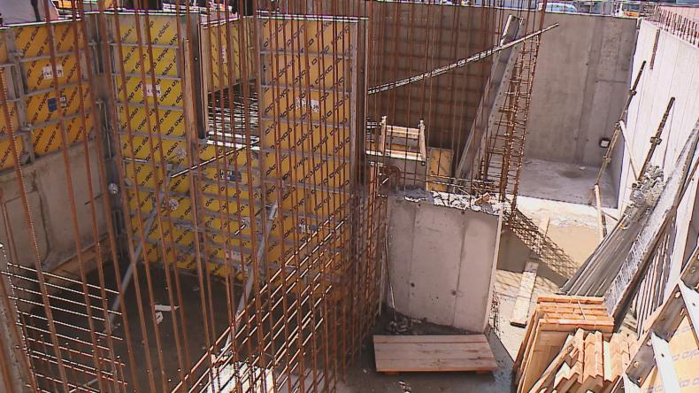 Podpisali akt budowy windy i odebrali nowy ambulans na dwóch kółkach